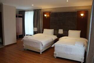 Отель Hotel Park Green Поти Просторный двухместный номер с 2 отдельными кроватями-4